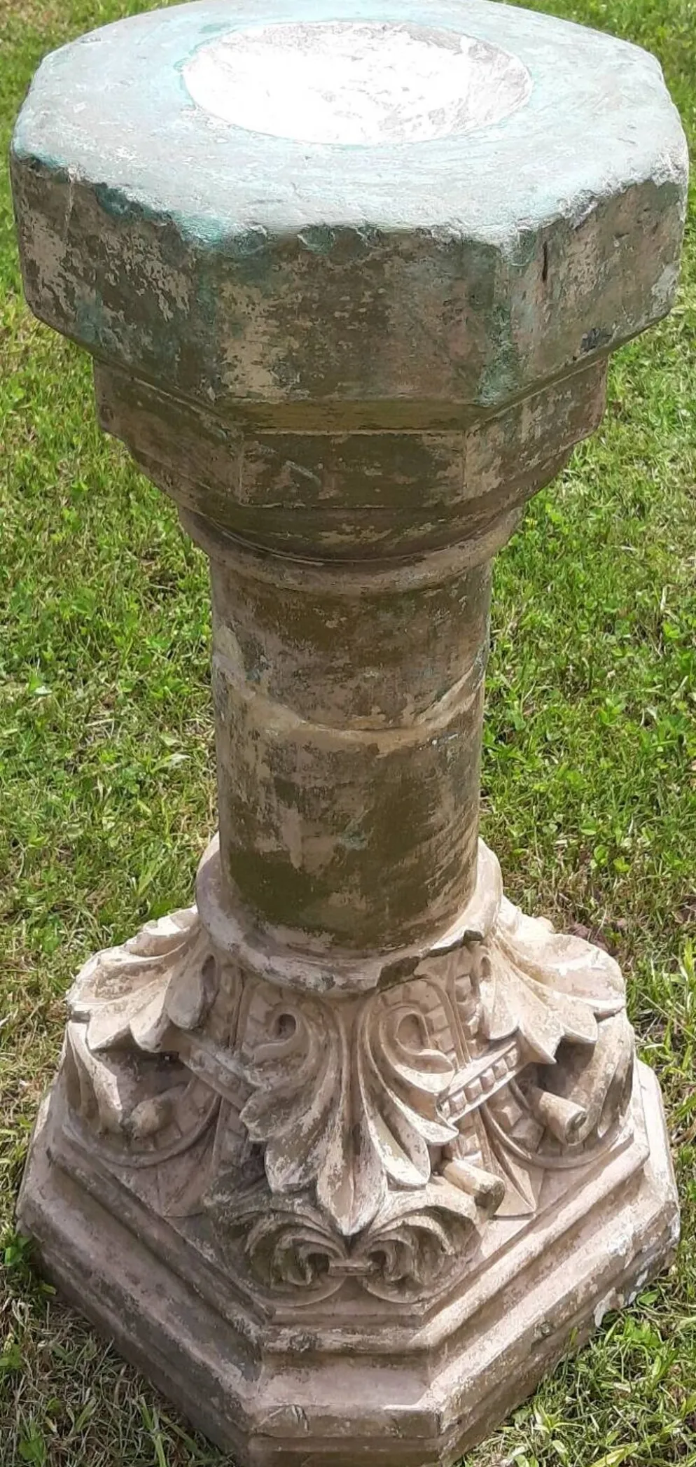 Bénitier sur colonne en pierre (XVIIème)
