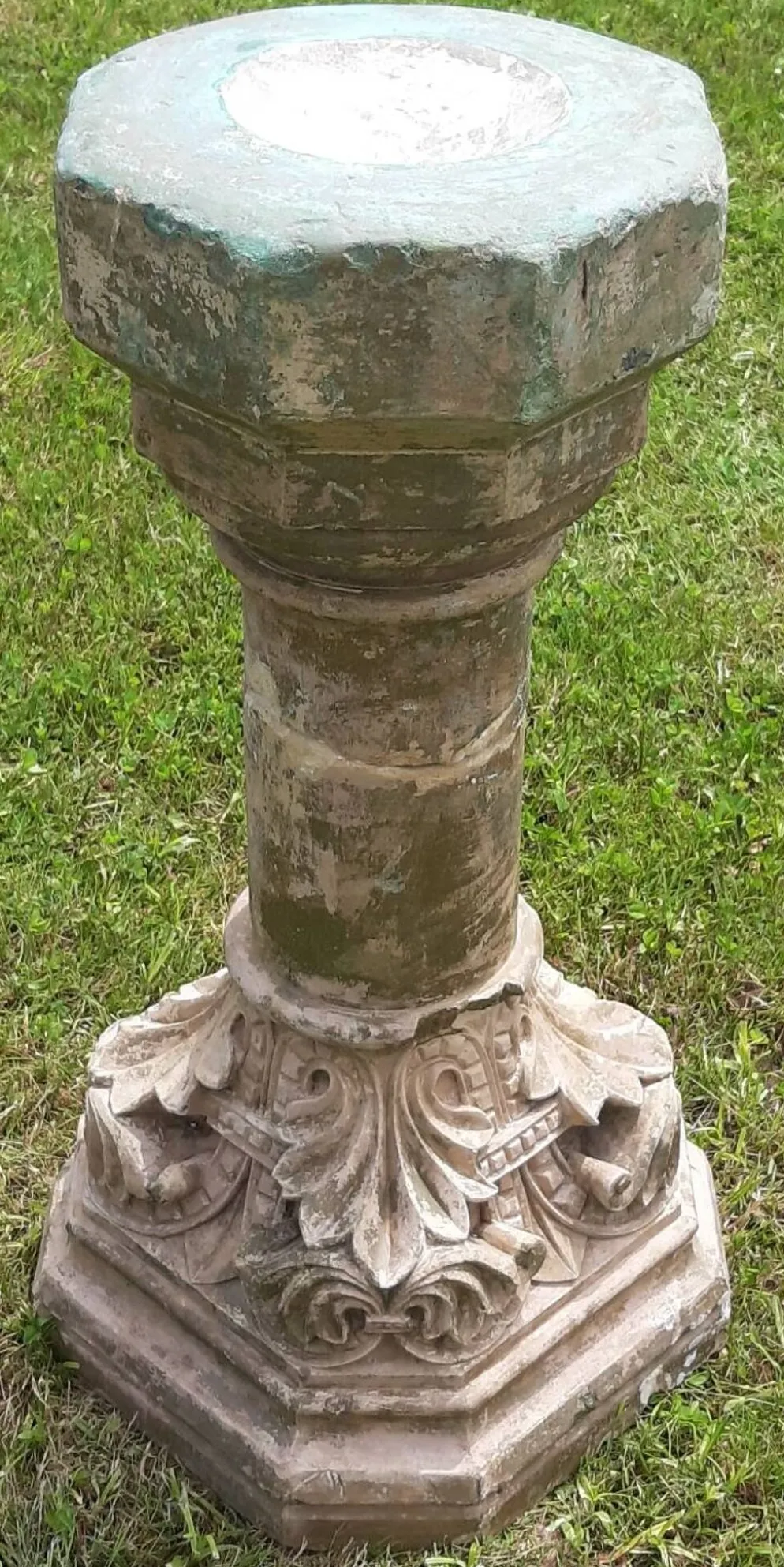 Bénitier sur colonne en pierre (XVIIème)
