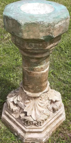 Bénitier sur colonne en pierre (XVIIème)