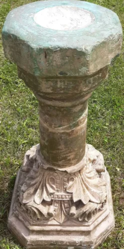 Bénitier sur colonne en pierre (XVIIème)