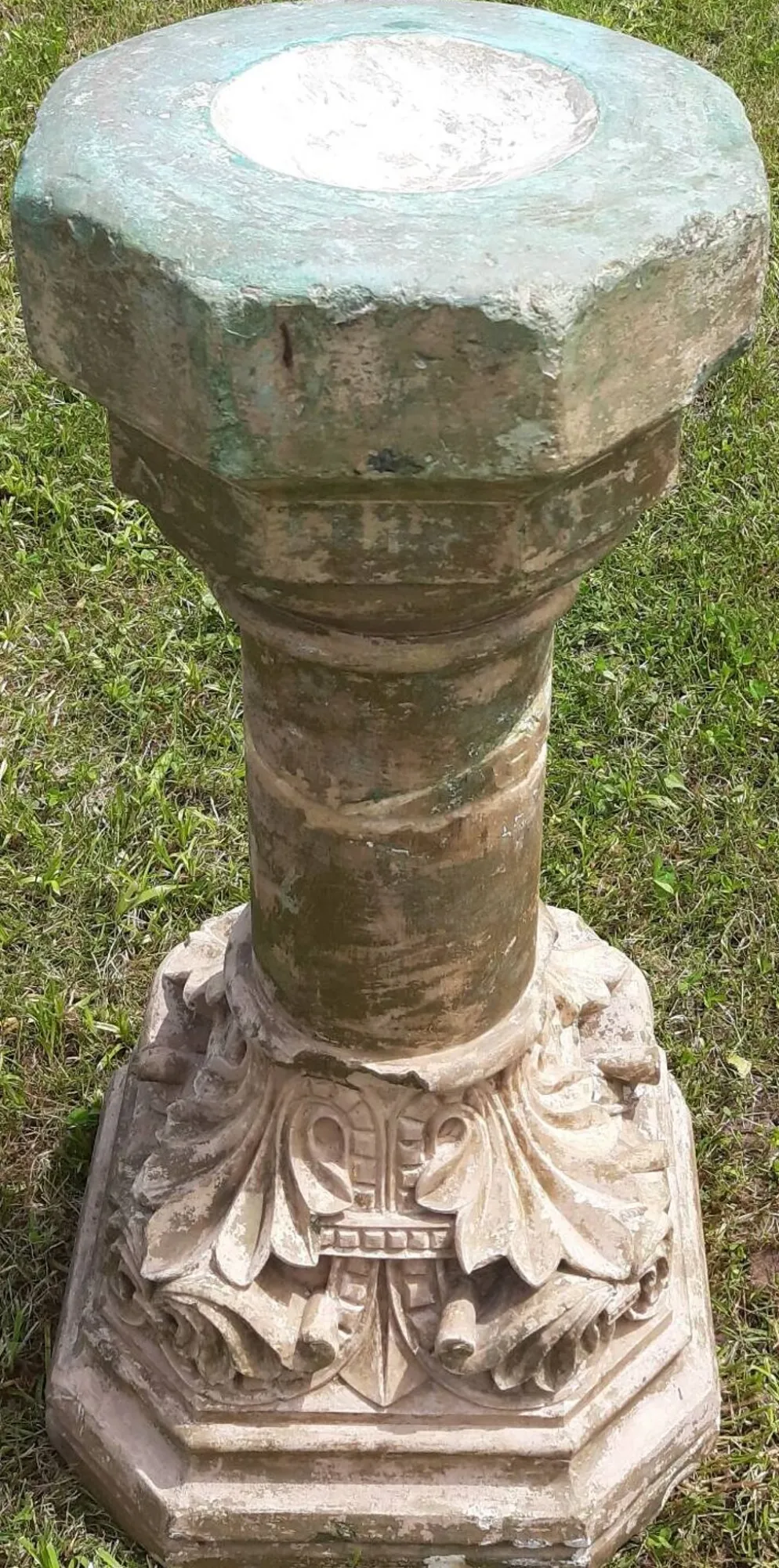 Bénitier sur colonne en pierre (XVIIème)