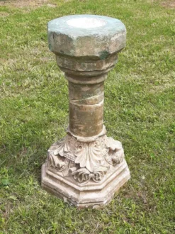 Bénitier sur colonne en pierre (XVIIème)