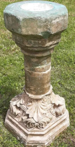 Bénitier sur colonne en pierre (XVIIème)