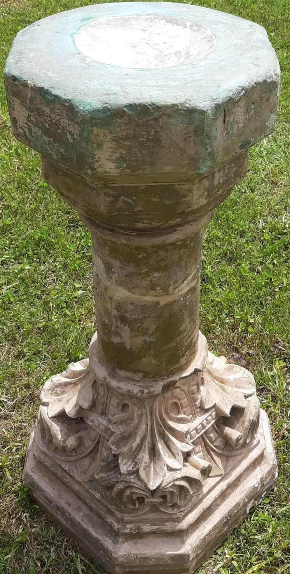 Bénitier sur colonne en pierre (XVIIème)