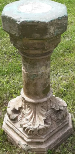 Bénitier sur colonne en pierre (XVIIème)