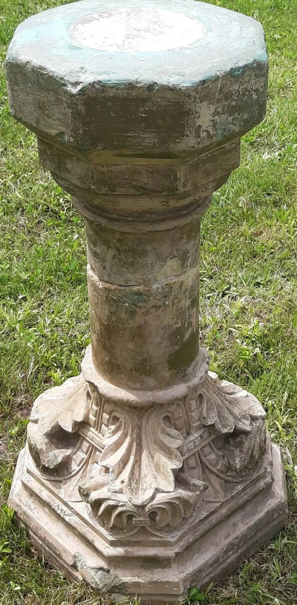 Bénitier sur colonne en pierre (XVIIème)