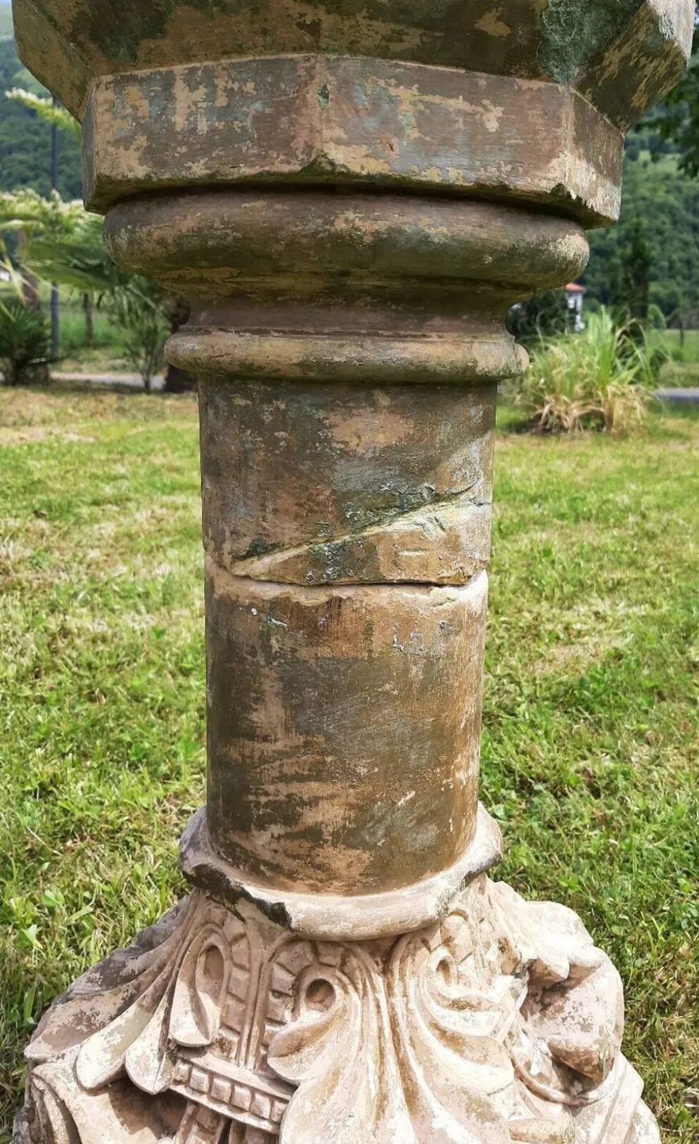 Bénitier sur colonne en pierre (XVIIème)