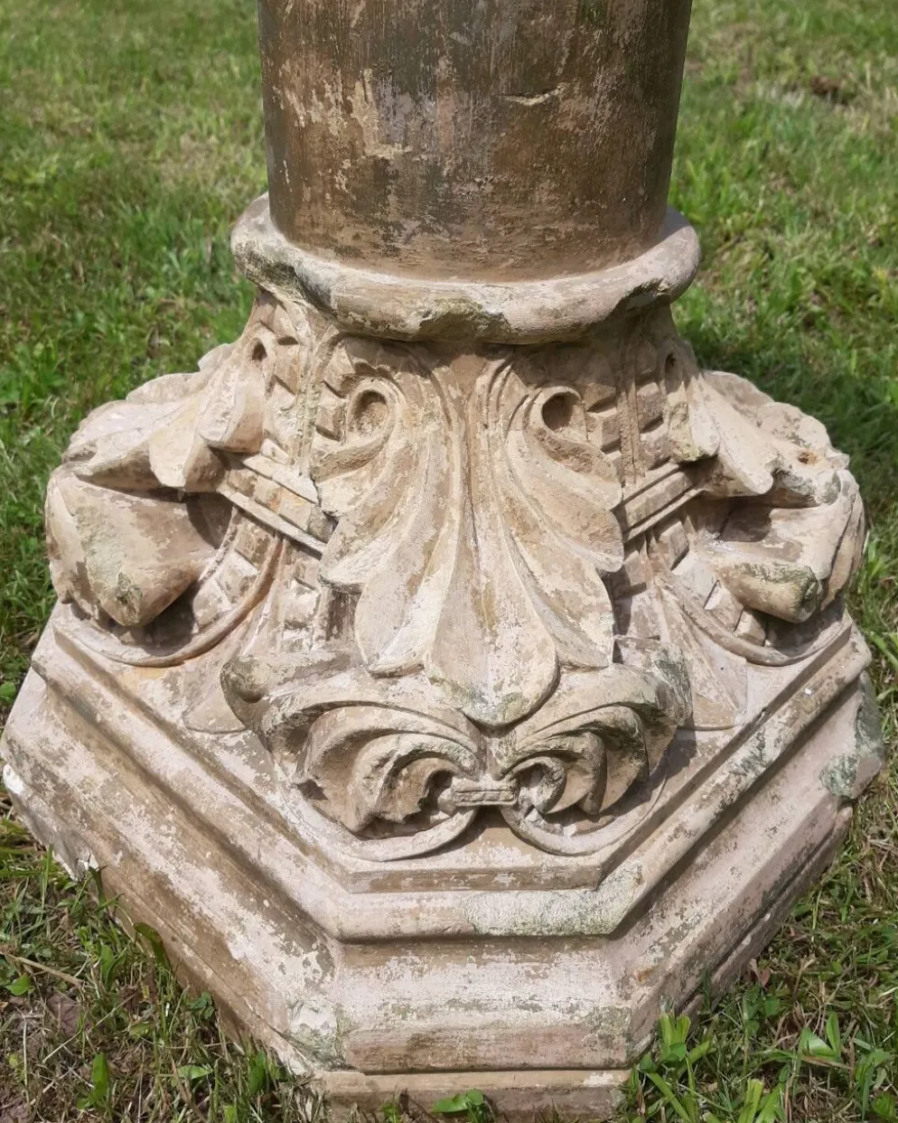 Bénitier sur colonne en pierre (XVIIème)