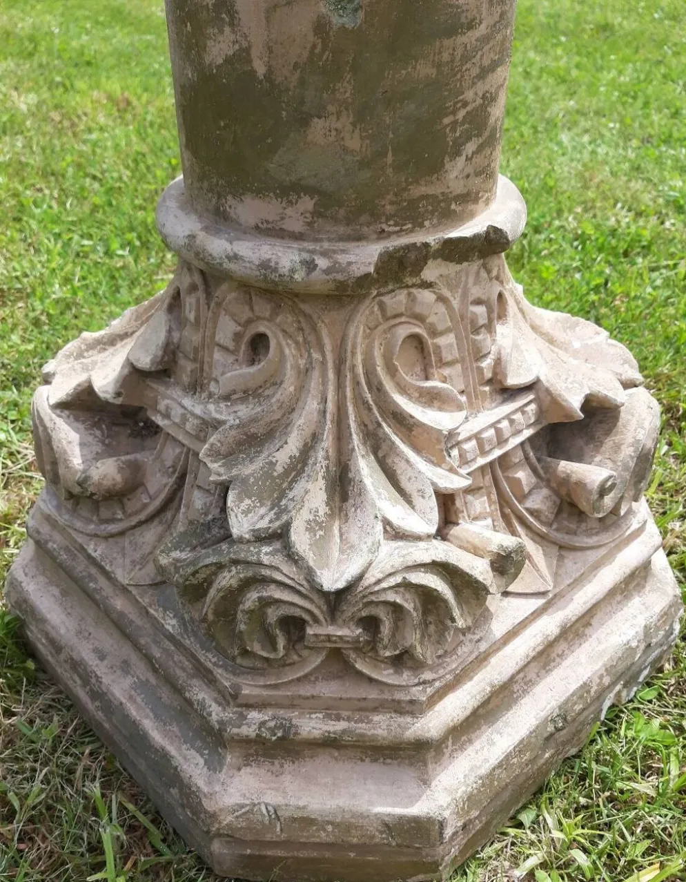 Bénitier sur colonne en pierre (XVIIème)