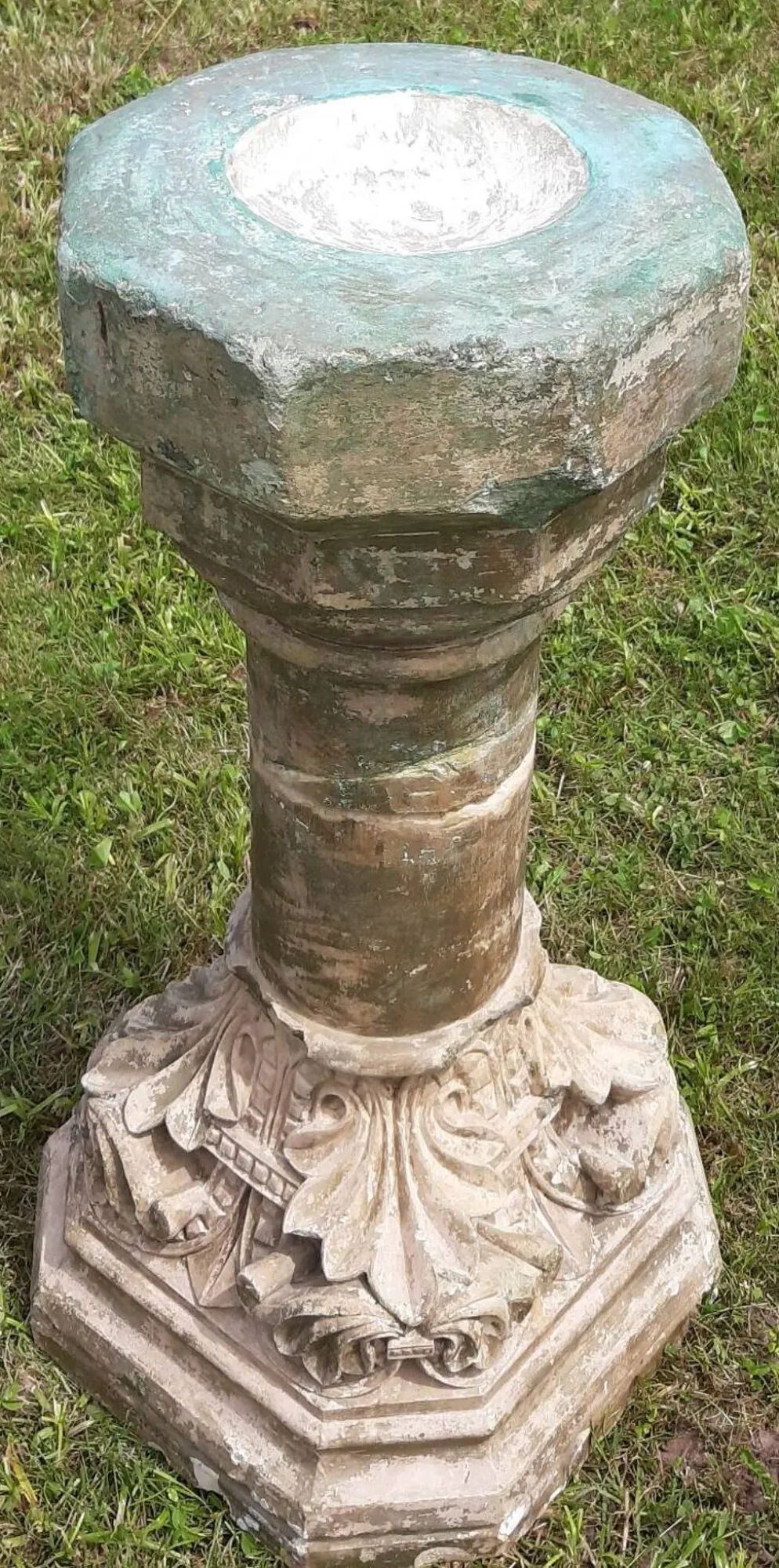 Bénitier sur colonne en pierre (XVIIème)