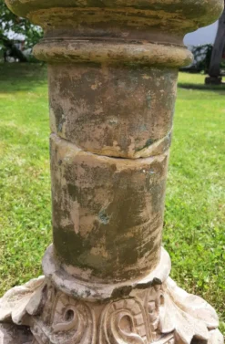Bénitier sur colonne en pierre (XVIIème)
