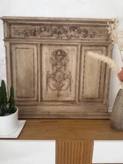 Boiserie ancienne en bois sculpté au décor floral style Louis XVI