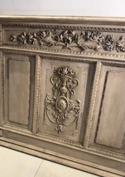 Boiserie ancienne en bois sculpté au décor floral style Louis XVI