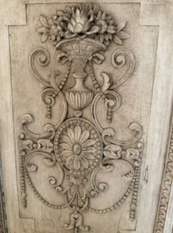 Boiserie ancienne en bois sculpté au décor floral style Louis XVI