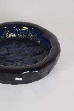 Bol en cobalt suédois par Göte Augustsson pour Ruda Glasbruk, années 1960.