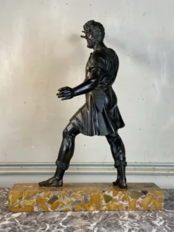 Bonze patine noire, homme barbu debout, dans l’esprit de l’antique, XIXème siècle