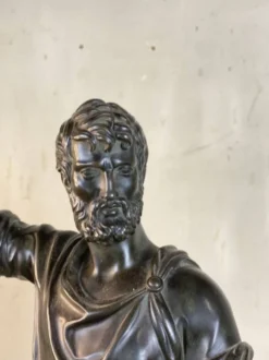 Bonze patine noire, homme barbu debout, dans l’esprit de l’antique, XIXème siècle