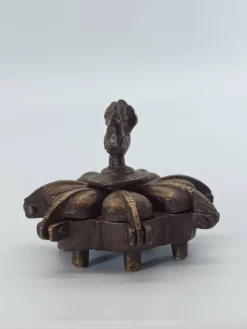 Boîte à kumkum articulée en bronze et paon sculpté, Inde XXe