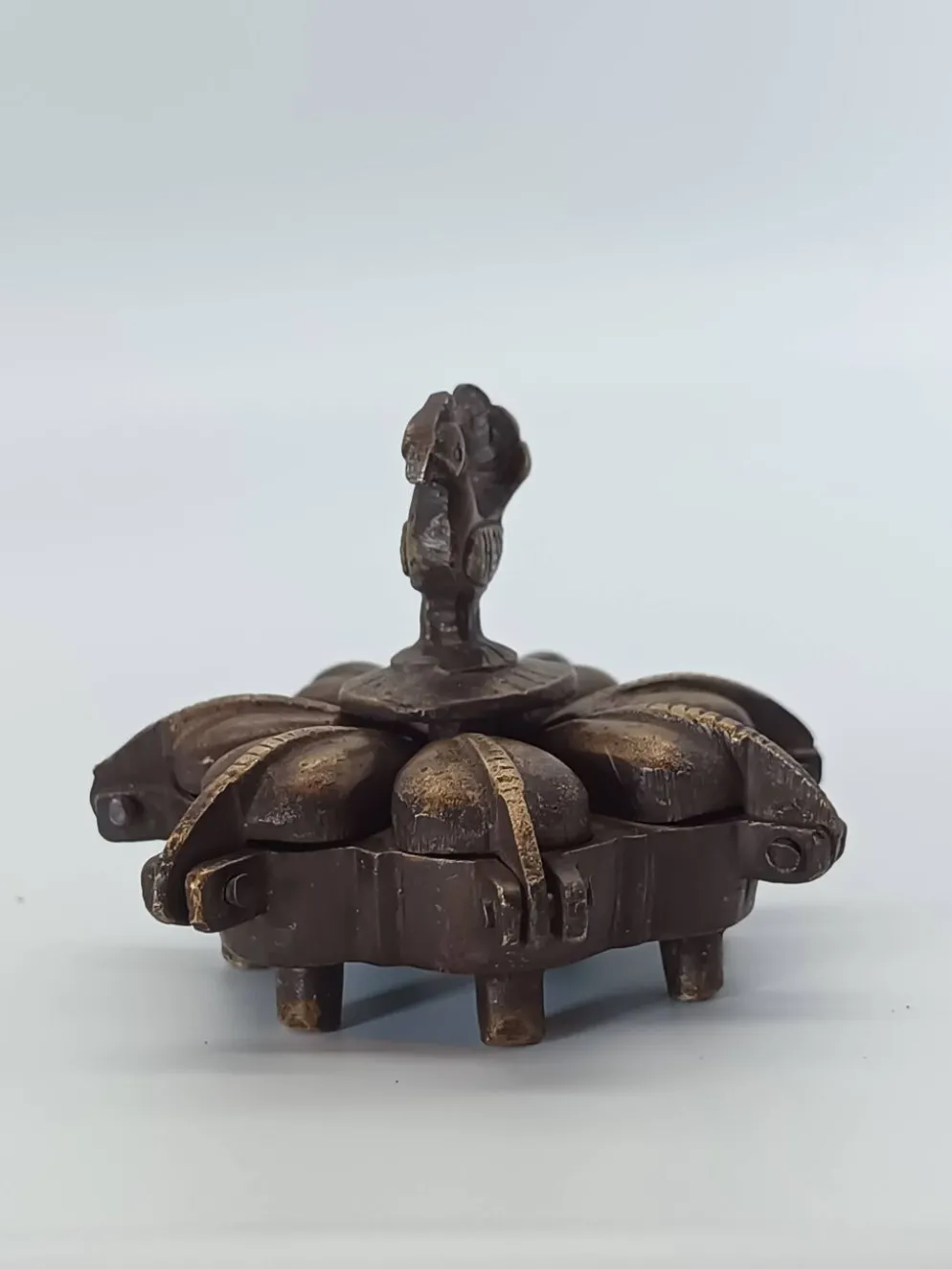 Boîte à kumkum articulée en bronze et paon sculpté, Inde XXe