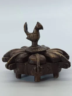 Boîte à kumkum articulée en bronze et paon sculpté, Inde XXe