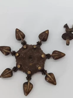 Boîte à kumkum articulée en bronze et paon sculpté, Inde XXe