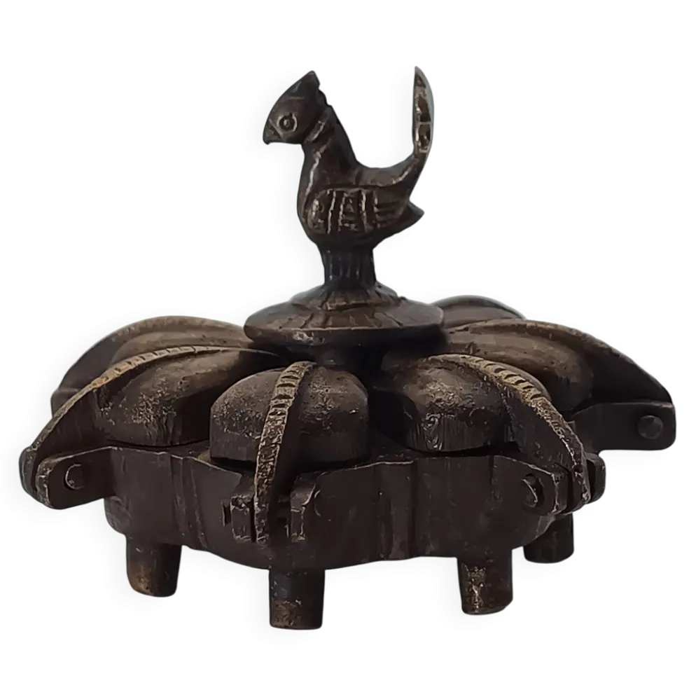 Boîte à kumkum articulée en bronze et paon sculpté, Inde XXe