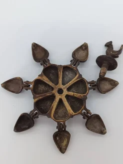 Boîte à kumkum articulée en bronze et paon sculpté, Inde XXe