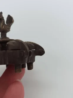 Boîte à kumkum articulée en bronze et paon sculpté, Inde XXe