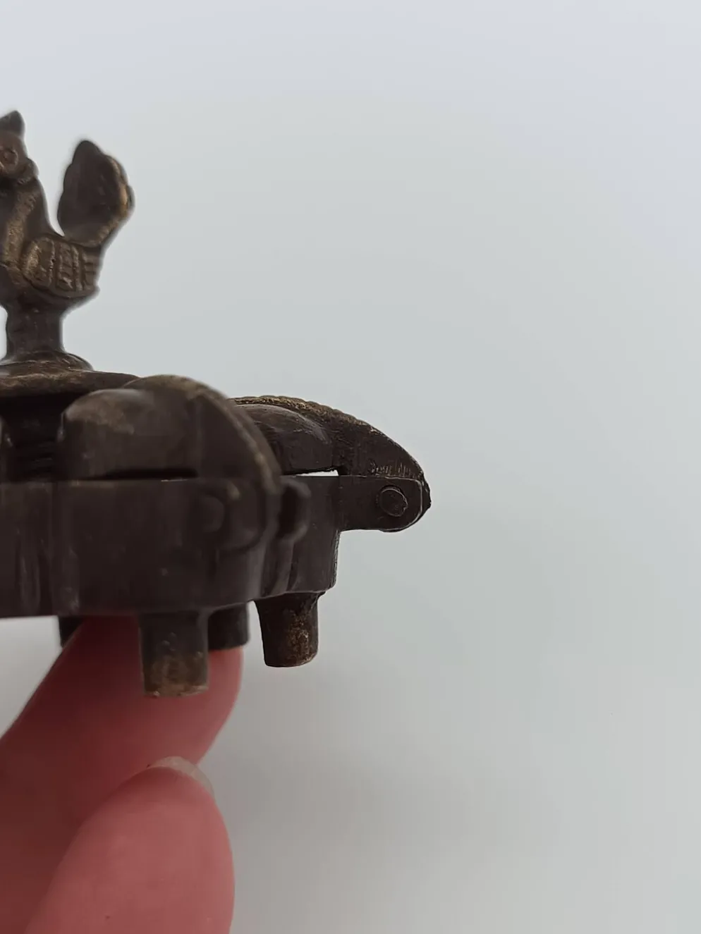 Boîte à kumkum articulée en bronze et paon sculpté, Inde XXe