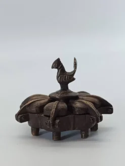 Boîte à kumkum articulée en bronze et paon sculpté, Inde XXe