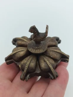 Boîte à kumkum articulée en bronze et paon sculpté, Inde XXe