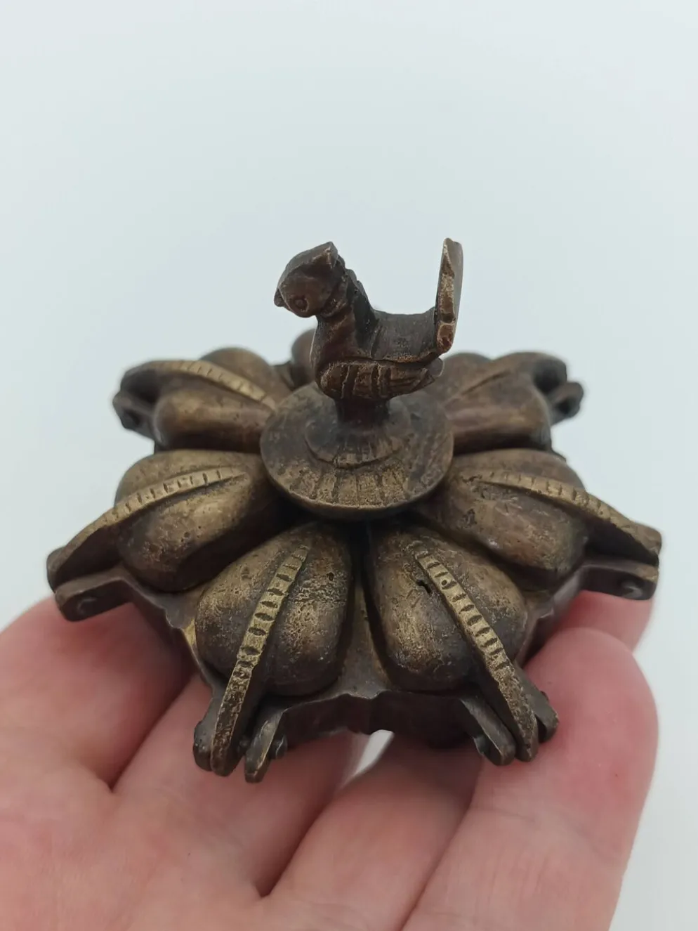 Boîte à kumkum articulée en bronze et paon sculpté, Inde XXe