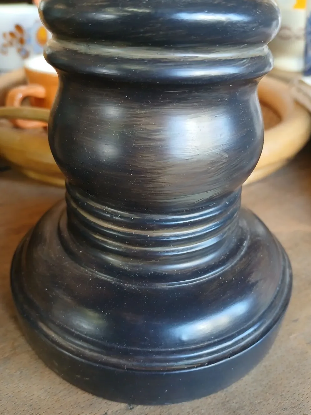 2 bougeoirs en bois sculpté