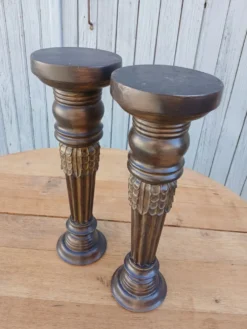 2 bougeoirs en bois sculpté