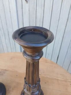 2 bougeoirs en bois sculpté