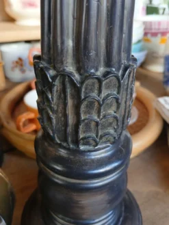 2 bougeoirs en bois sculpté