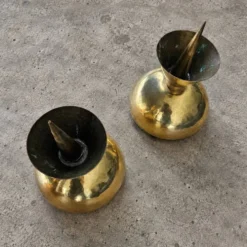 2 bougeoirs postmodernes en laiton martelé en forme de diabolo, années 1970