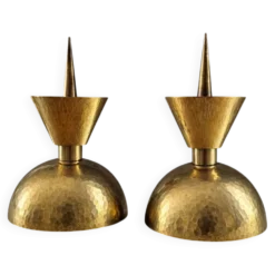 2 bougeoirs postmodernes en laiton martelé en forme de diabolo, années 1970