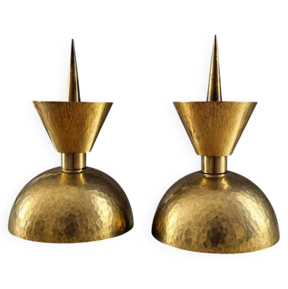2 bougeoirs postmodernes en laiton martelé en forme de diabolo, années 1970