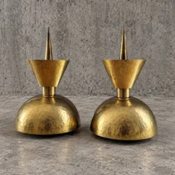 2 bougeoirs postmodernes en laiton martelé en forme de diabolo, années 1970