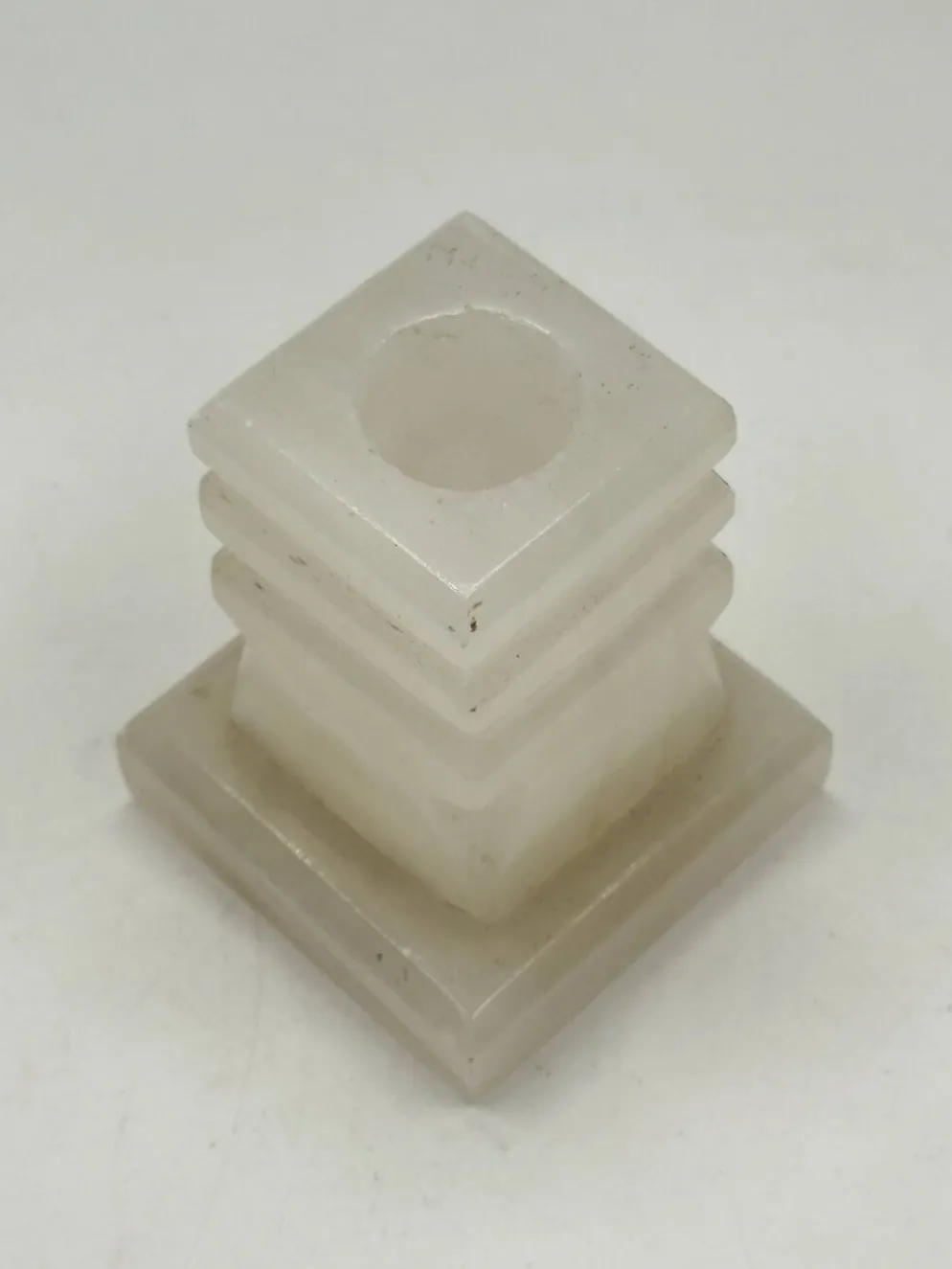 Bougeoir vintage en onyx sculpté, design architectural à gradins
