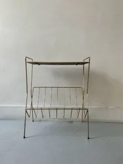 Bout de canapé - porte revue en métal perforé, dlg Matégot