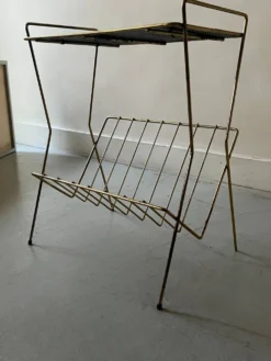 Bout de canapé - porte revue en métal perforé, dlg Matégot