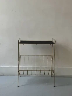 Bout de canapé - porte revue en métal perforé, dlg Matégot
