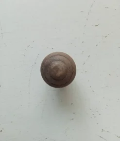 Bouton de meuble ancien en bois