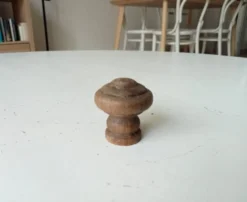 Bouton de meuble ancien en bois