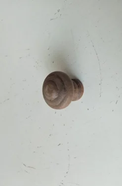 Bouton de meuble ancien en bois