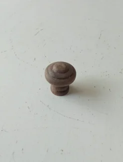 Bouton de meuble ancien en bois