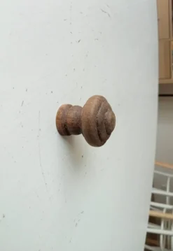 Bouton de meuble ancien en bois