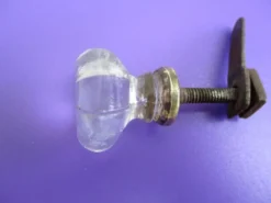 Bouton de meuble ancien en verre